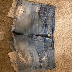 Short jean shorts with lace pockets